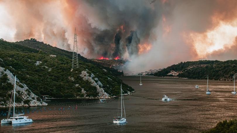 Fotky: Letoviska v Chorvatsku obklíčil oheň
